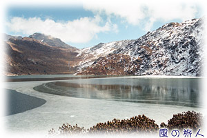 旅の情景スケッチ　ツォンゴ湖の写真