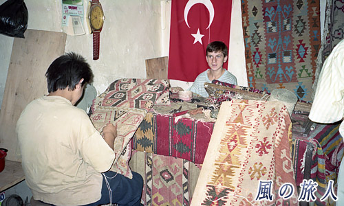 絨毯の補修をする少年達　カイセリ　トルコ旅行記96'の写真