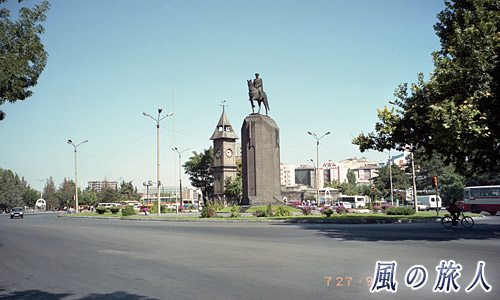 時計塔とアタチュルク像　カイセリ　トルコ旅行記96'の写真