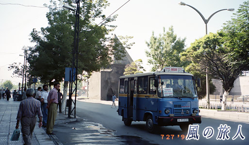 キュンベットとミニバス　カイセリ　トルコ旅行記96'の写真