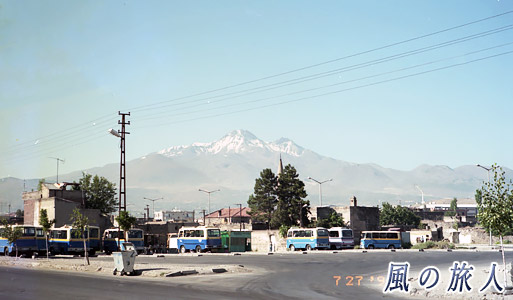 ミニバス乗り場とエルジェス山　カイセリ　トルコ旅行記96'の写真