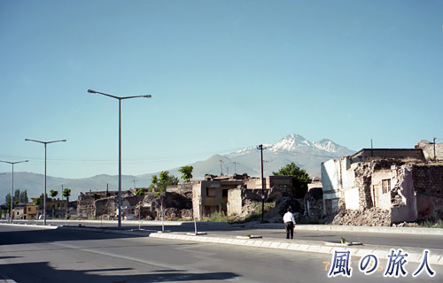 崩れた建物の多い町並み　カイセリ　トルコ旅行記96'の写真