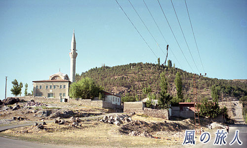 小高い丘とモスク　カイセリ　トルコ旅行記96'の写真