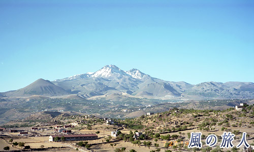 丘の上からのエルジェス山１　カイセリ　トルコ旅行記96'の写真