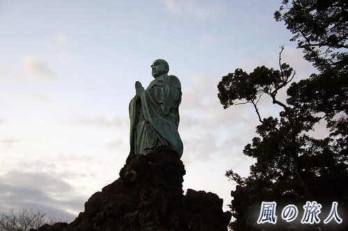 柔らかい日を浴びた日蓮像　清澄山初日の出ツーリング07'の写真