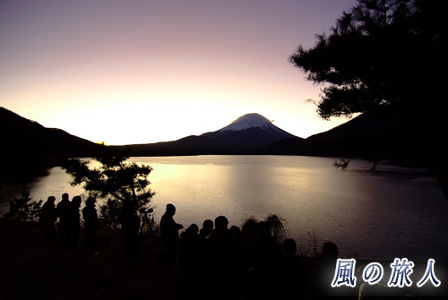 日の出を待つ人々と富士山　超極寒の富士五湖初日の出ツーリング08'