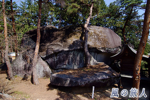 大石神社　本殿（右）と御影石の写真