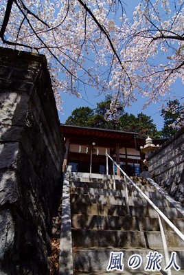 大石神社の社殿前の写真