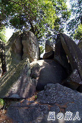 石森山、阿夫利神社の石群の写真