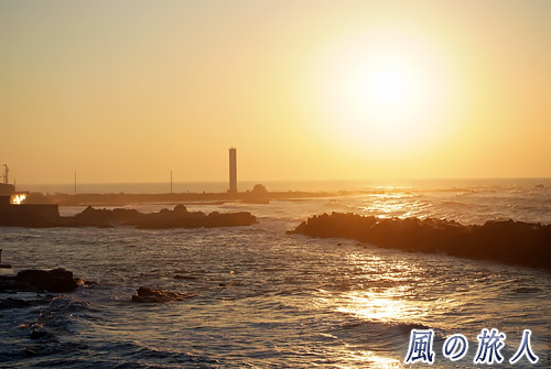 長崎鼻の灯台と朝日