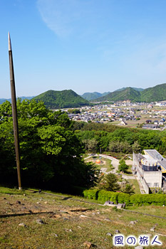 西脇市日本のへそ　日本のへそモニュメントと西脇の町の写真