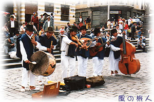 エクアドルの首都キト　町の広場での演奏の写真