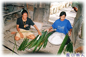 ジャングルの食事を作る女性