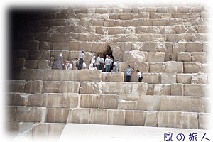 クフ王のピラミッドの入り口の写真
