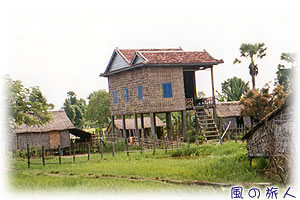 二つ屋根が特徴の住居の写真