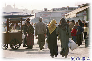 町を歩く女性の写真