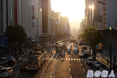 路面電車と広島の町の写真