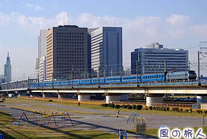 六郷橋を渡るブルートレインの写真