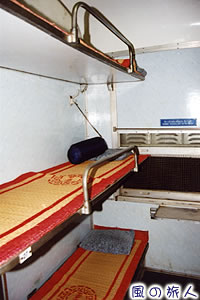 ベトナムのゴザが敷かれた寝台の写真