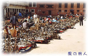カトマンドゥの路上市場の写真