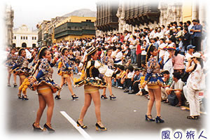 旅の情景スケッチ　サンバを踊る少女たちの写真