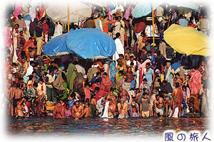 旅の情景スケッチ　ガンジス川での沐浴の写真