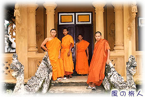 旅の情景スケッチ　ラオスの若い僧侶たちの写真