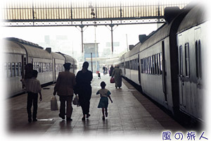 旅の情景スケッチ　エジプトの駅の写真