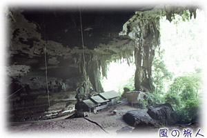 旅の情景スケッチ　ニア国立公園の洞窟の写真