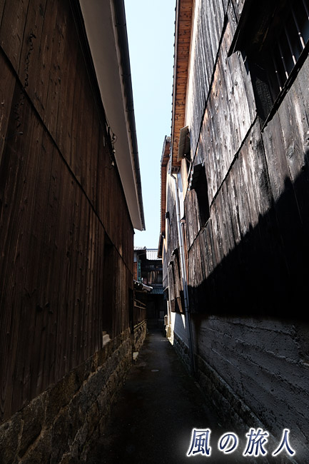 大竹ひな流し2015　高い板壁がそびえる路地の写真