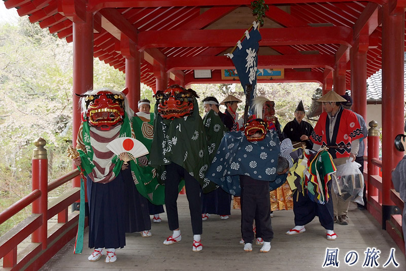 先頭を務める獅子舞　御調八幡宮春季例祭2015年の写真