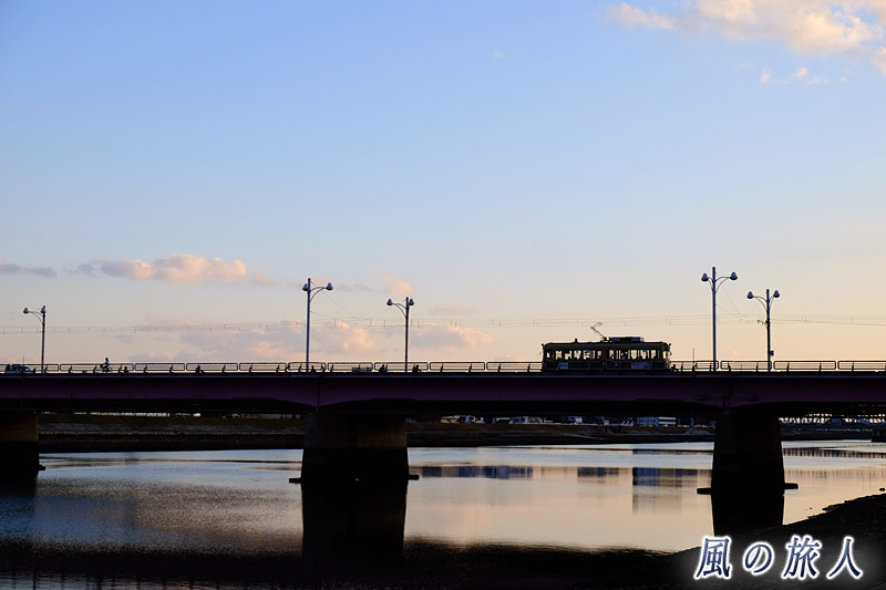 新己斐橋と路面電車のシルエット　冬の新己斐橋2016の写真
