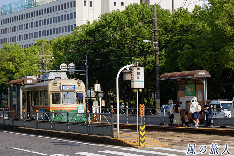 電車待ち　緑と夏空の平和大通り2016の写真