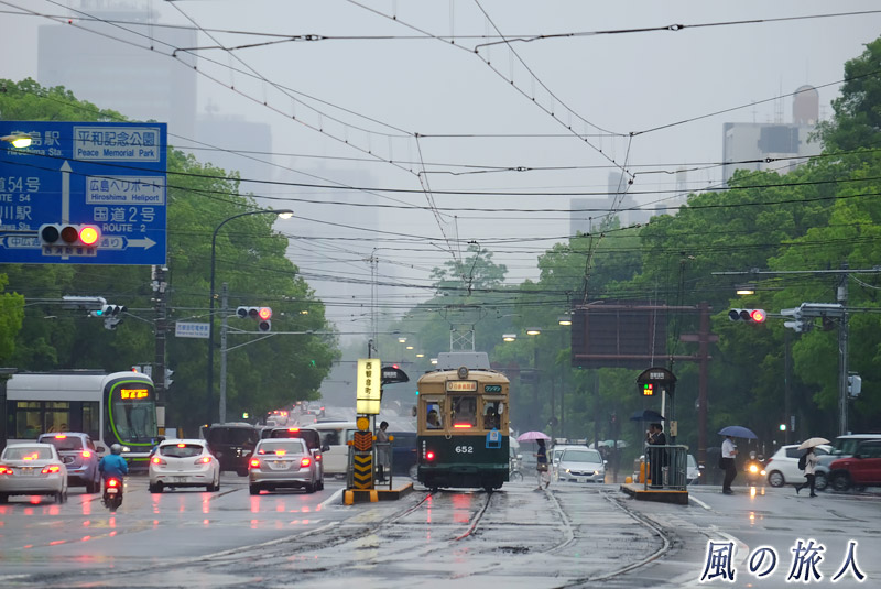 雨の日の西観音町電停　雨の日の平和大通り2016の写真