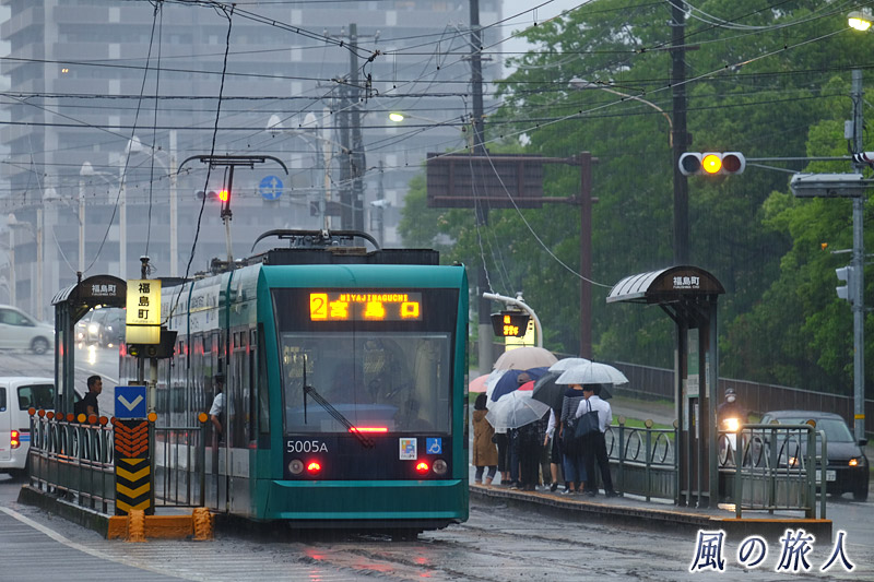 雨の日の福島町電停　雨の日の平和大通り2016の写真