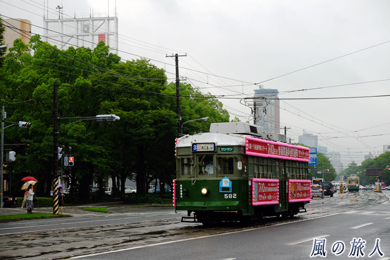 雨の平和大通りを進む花電車　雨の日の平和大通り2016の写真