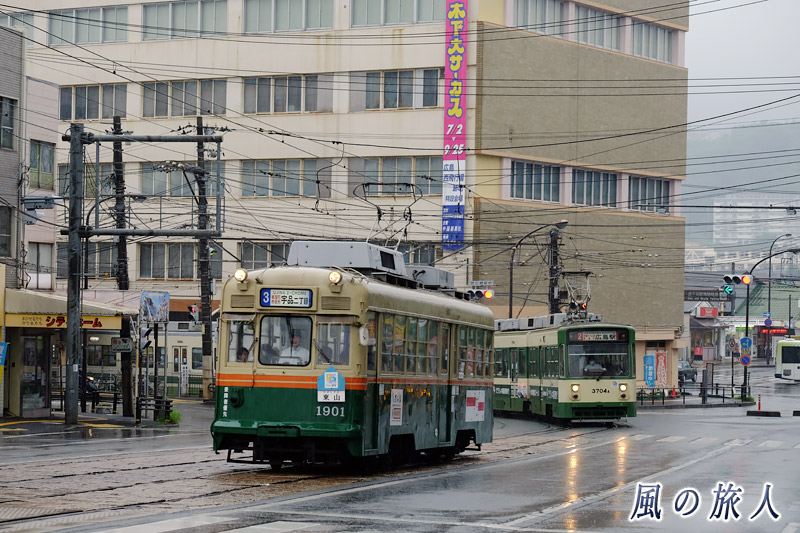 西広島駅前の交差点　雨の日の平和大通り2016の写真