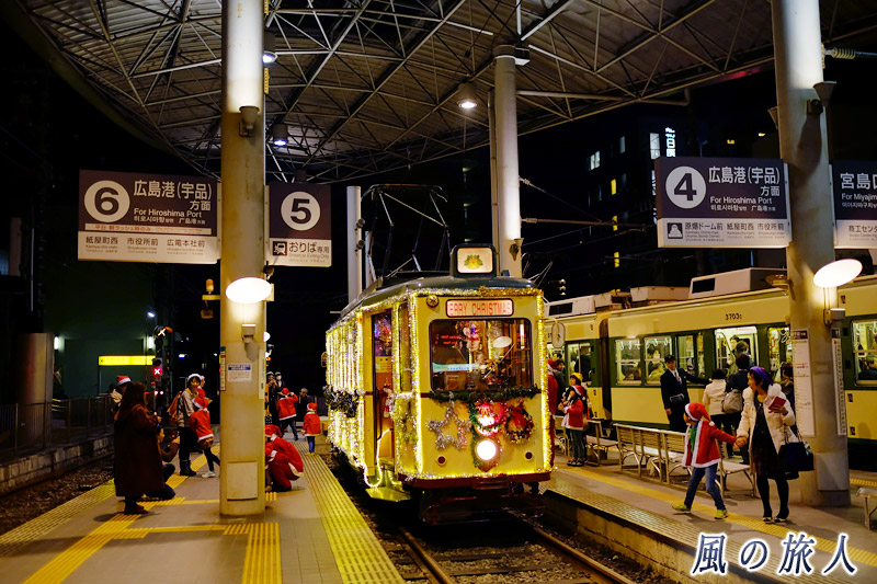 西広島駅で停留中のクリスマス電車　クリスマス電車2016の写真