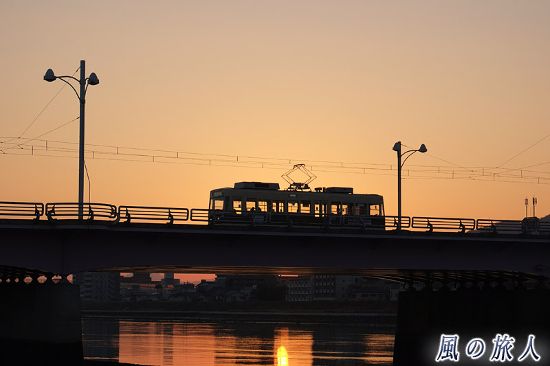 日の入りと路面電車　新己斐橋の夕景2017の写真