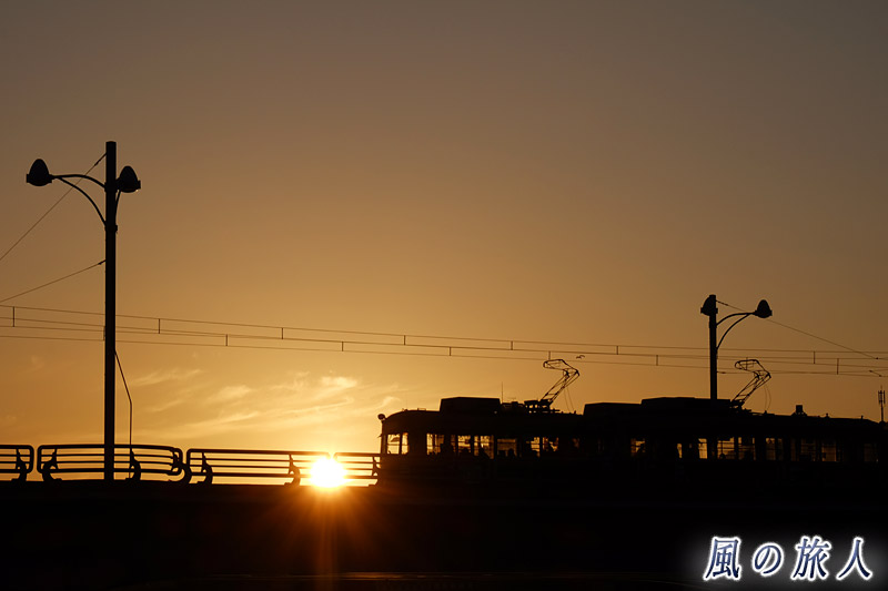 路面電車と夕日１　新己斐橋の夕景2017の写真