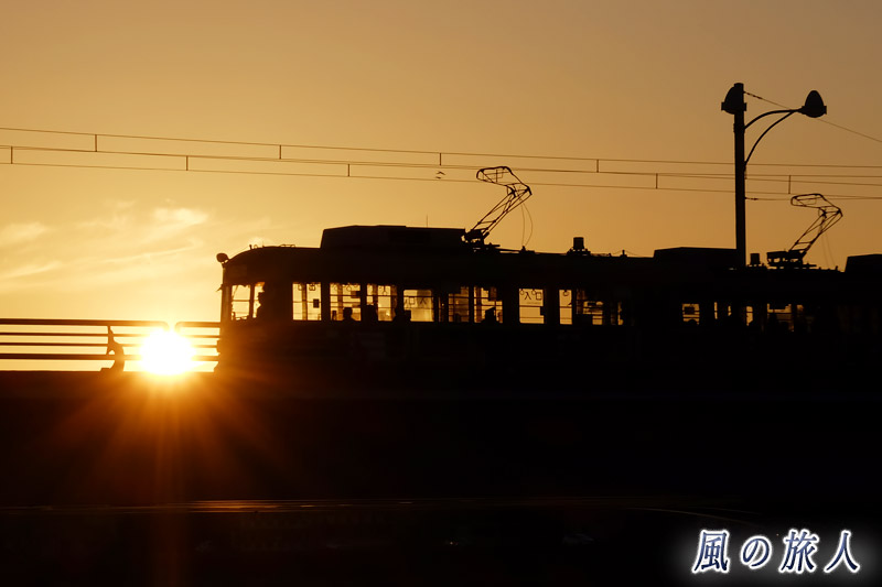 路面電車と夕日２　新己斐橋の夕景2017の写真