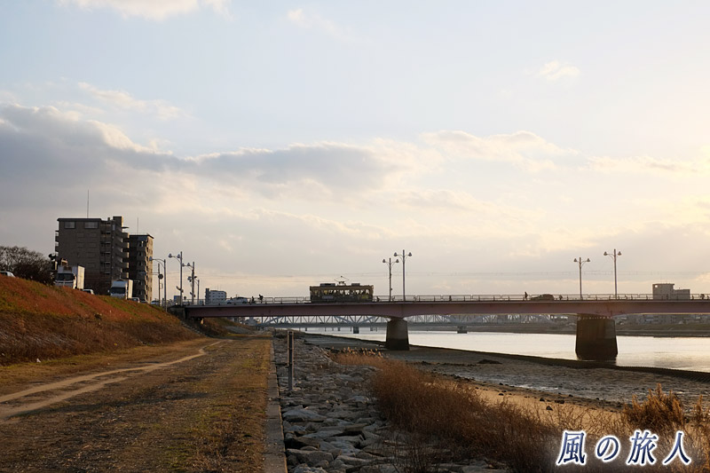 河川敷と路面電車　新己斐橋の夕景2017の写真