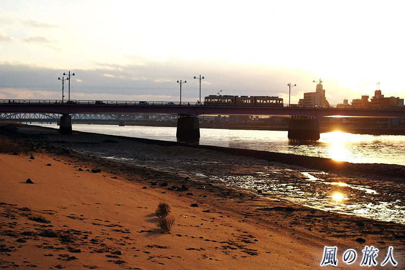 潟に反射する夕日と路面電車　新己斐橋の夕景2017の写真