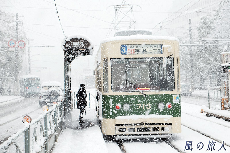 雪の中での電車待ち　大雪の日2017の写真