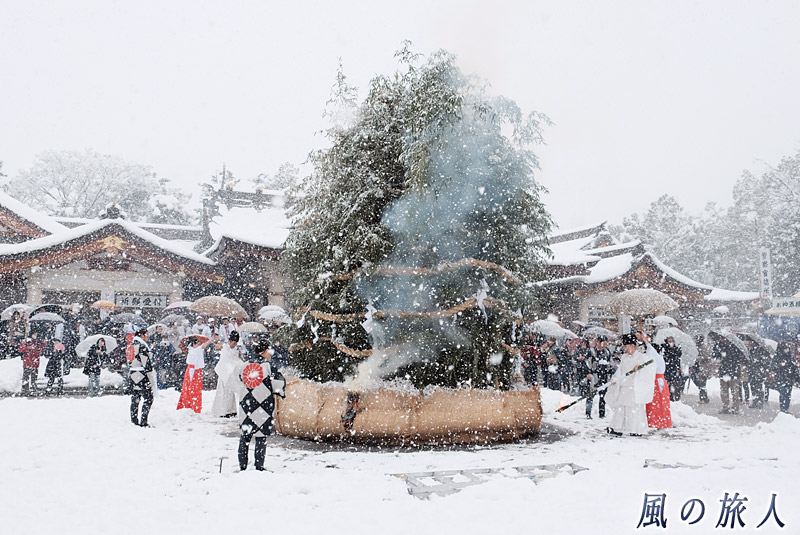 雪の中で行われた護国神社のとんど焼き　大雪の日2017の写真