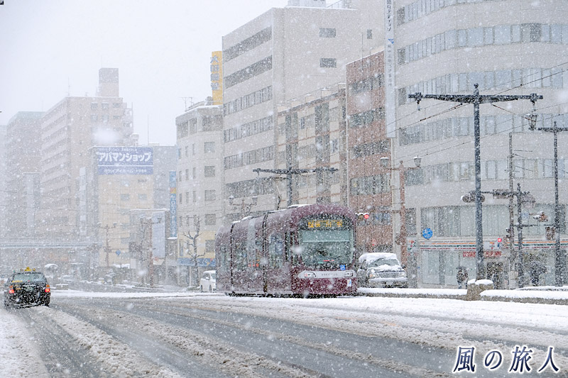 雪の相生橋を走る路面電車　大雪の日2017の写真