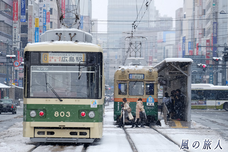 電車と行き交う人　大雪の日2017の写真