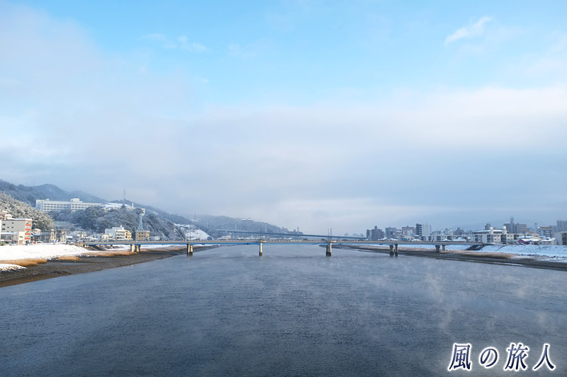 太田川放水路のけあらし　凍結の新己斐橋の写真
