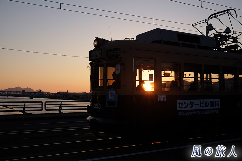 夕日電車　新己斐橋の夕景2017の写真