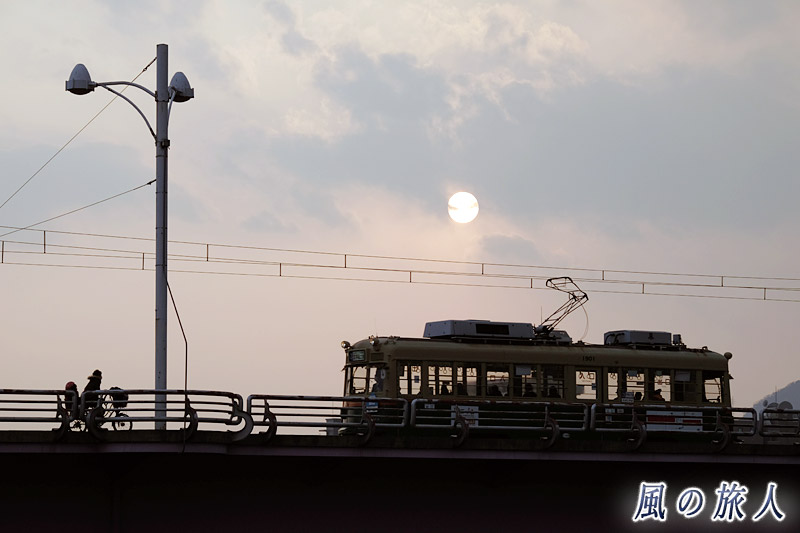 夕日と路面電車　新己斐橋の夕景2017の写真